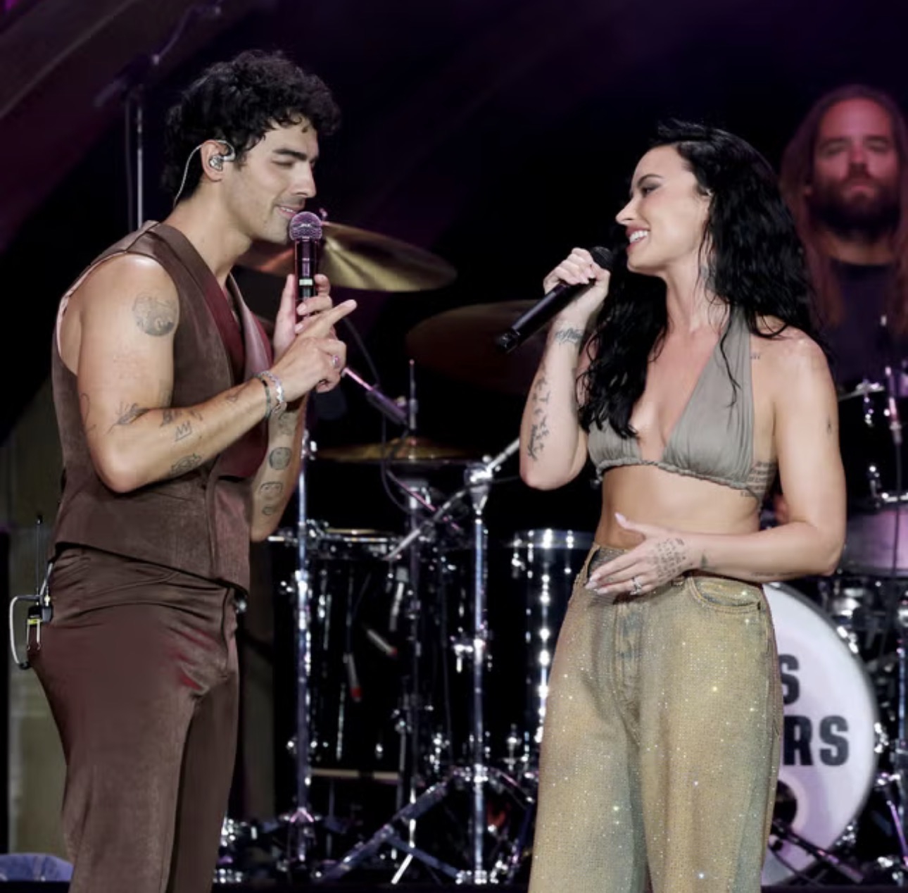 Demi Lovato dan Joe Jonas Menghidupkan Kembali Camp Rock Lewat Penampilan Kejutan &ldquo;This Is Me&rdquo;