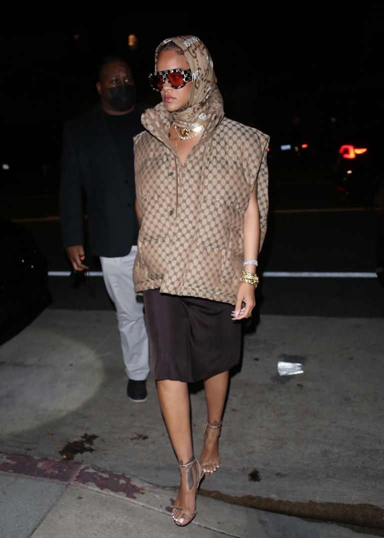 Apresiasi Rihanna Sebagai Logomania di Malam Kencannya