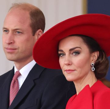 Kate Middleton Bersiap untuk Musim Perayaan Dalam Jubah dengan Pita Merah