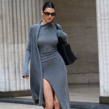 Kendall Jenner Bergaya Parisian Chic dengan Dress Sweater Abu-abu dan Stiletto Boots