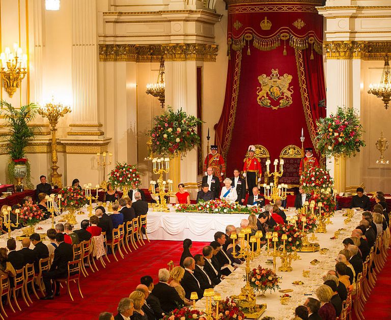 Ratu Elizabeth menyelenggarakan jamuan kenegaraan di Istana Buckingham pada tahun 2015.