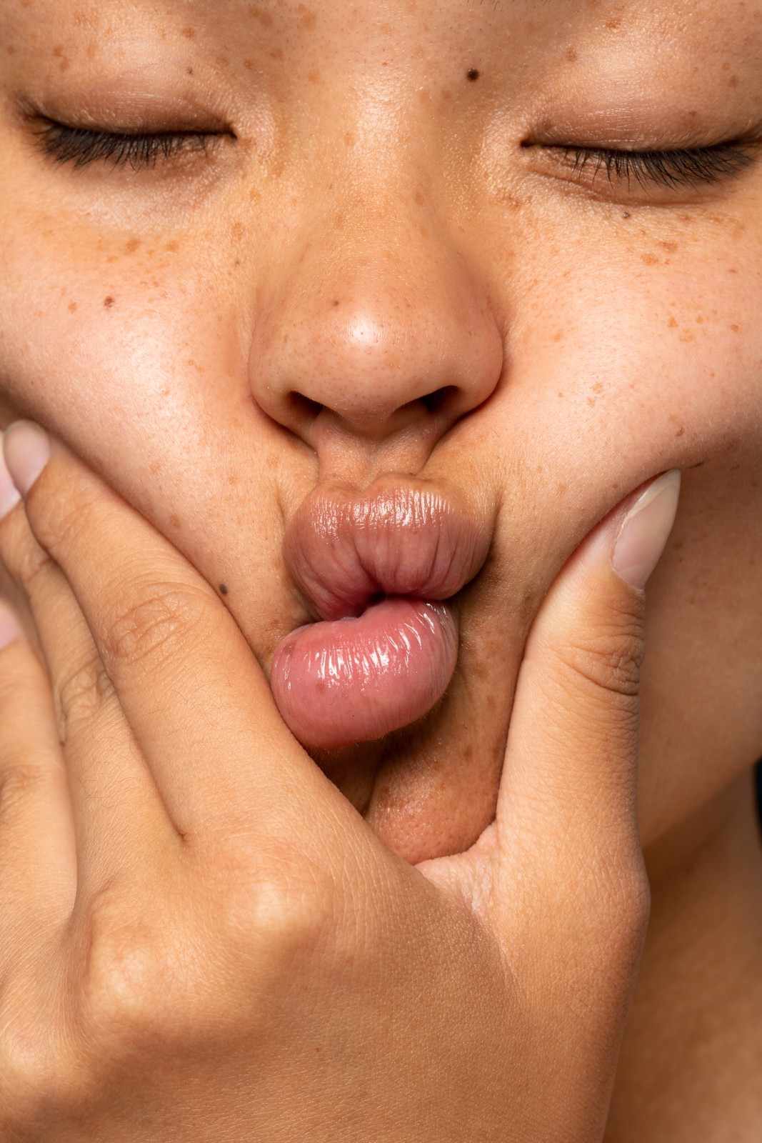10 Cara Ampuh Menghilangkan Bibir Hitam dengan Bahan Alami