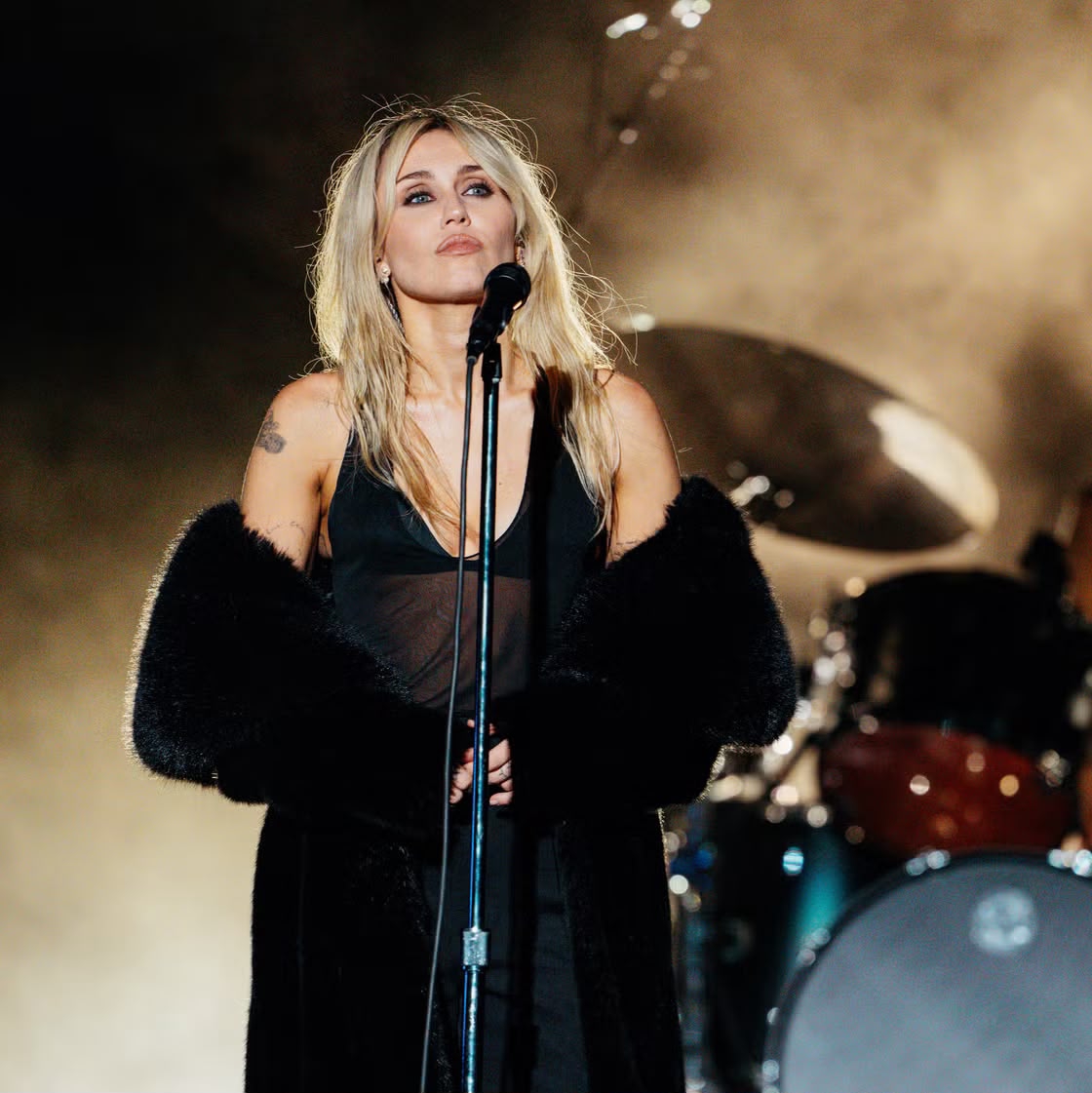 Intip Penampilan Bernuansa Noir Miley Cyrus di Hollywood Bowl