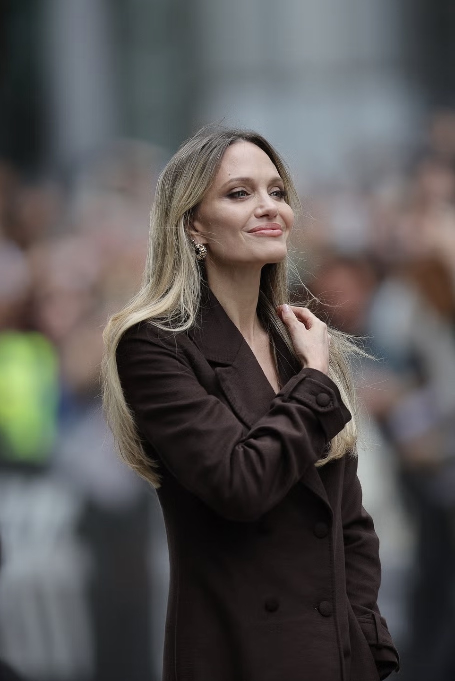 Angelina Jolie Mengubah Mantel Double-Breasted Menjadi Gaya Andalan Karpet Merah yang Sangat Seksi