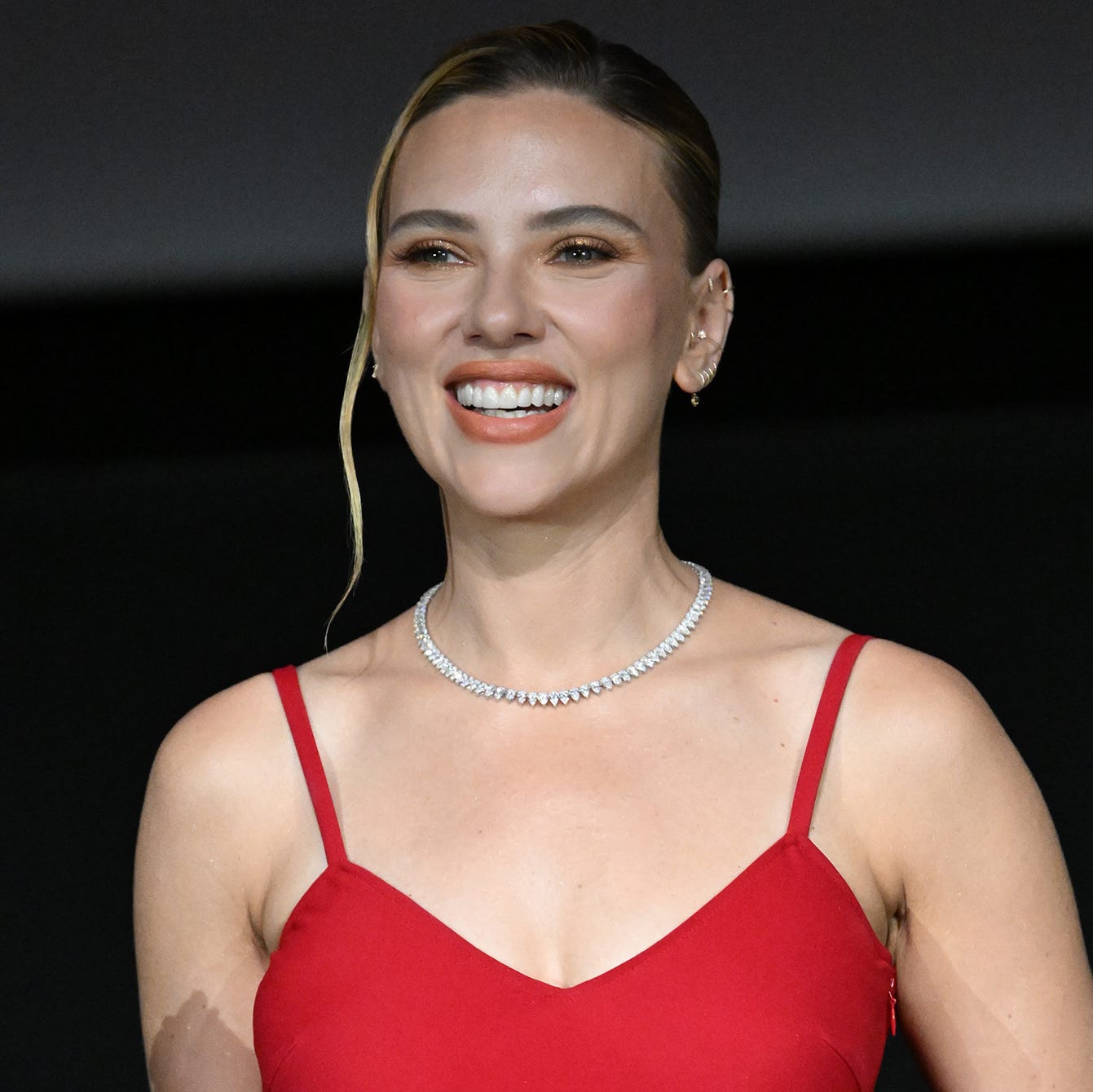 Scarlett Johansson Pancarkan Pesona Alami dengan Gaun Merah yang Memikat