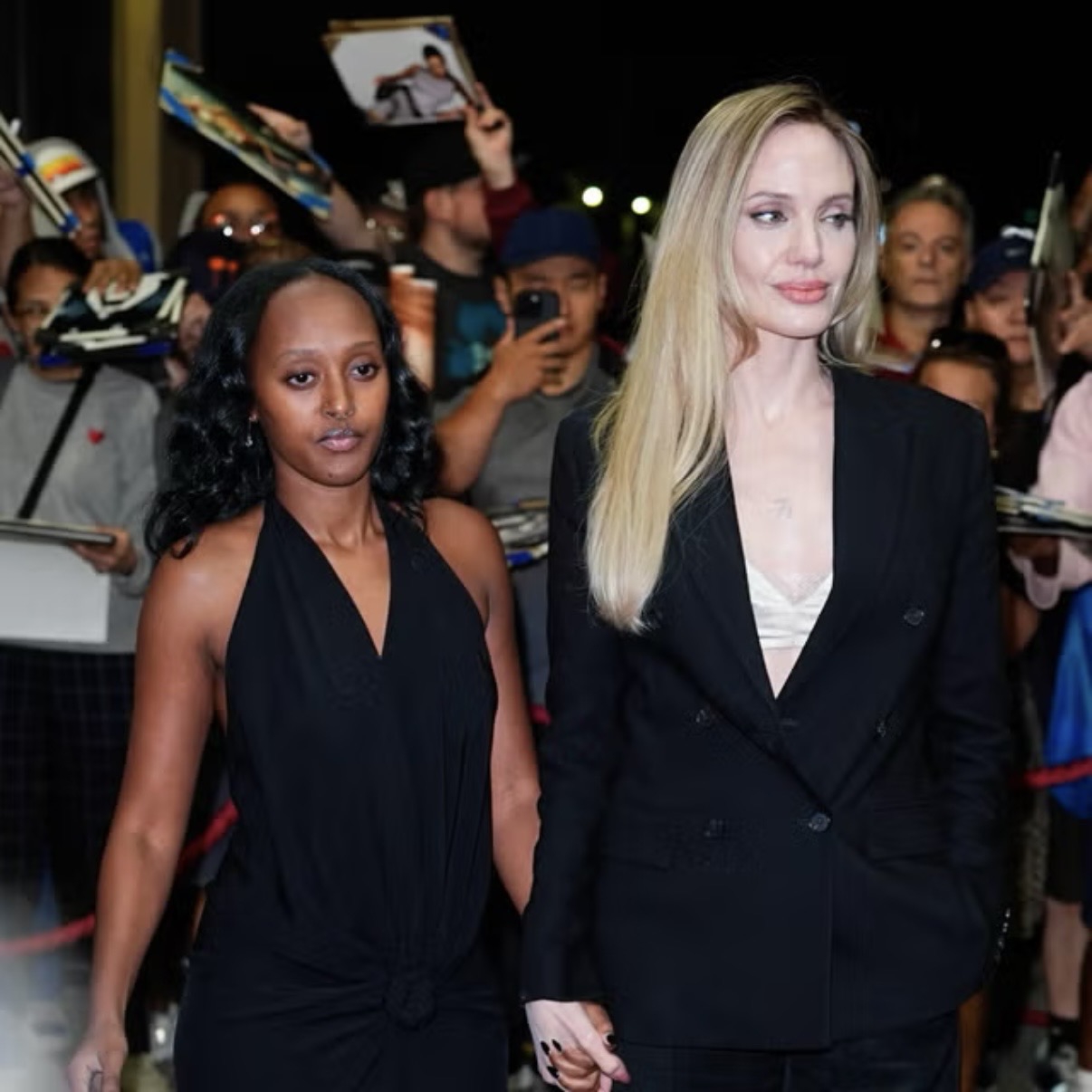 Angelina Jolie Secara Halus Mengikuti Tren Exposed-Bra Saat Jalan Malam Bersama Putrinya, Zahara
