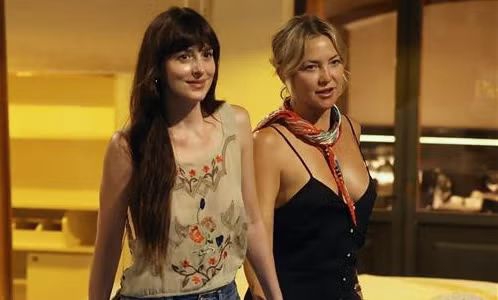 Dakota Johnson Tampil Bergaya Boho saat Menikmati Makan Malam dengan Sahabatnya, Kate Hudson