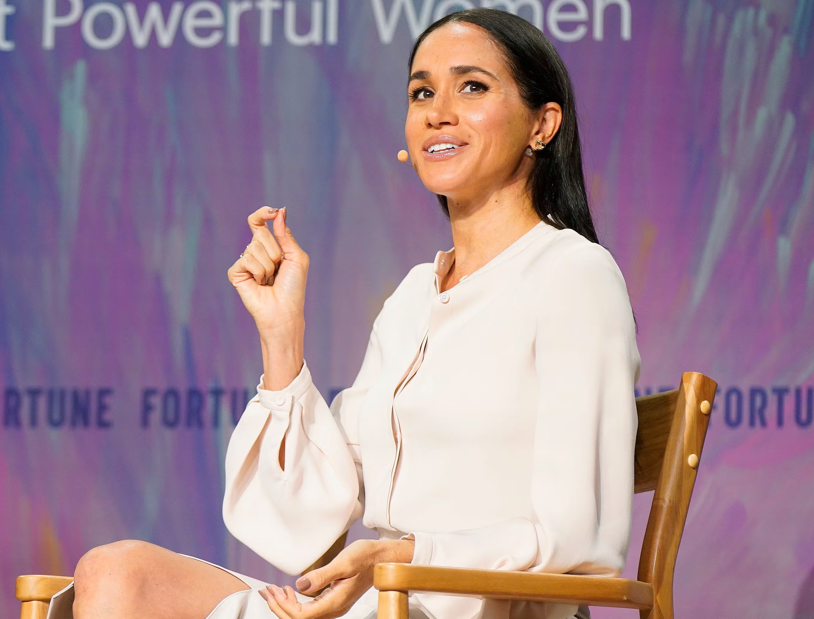 Gaya Anggun Duchess Meghan dalam Busana Serba Putih di Most Powerful Women Summit