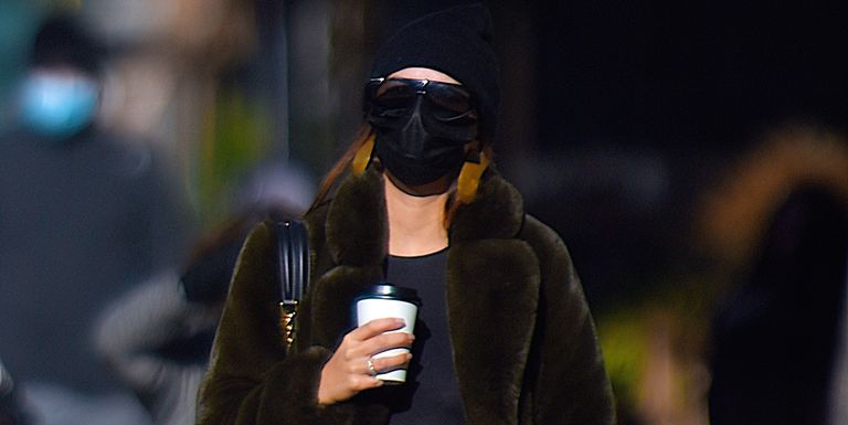 Emily Ratajkowski yang Sedang Hamil Terlihat Jalan-Jalan Mengenakan Mantel Bulu & Boots Yeezy Kuning