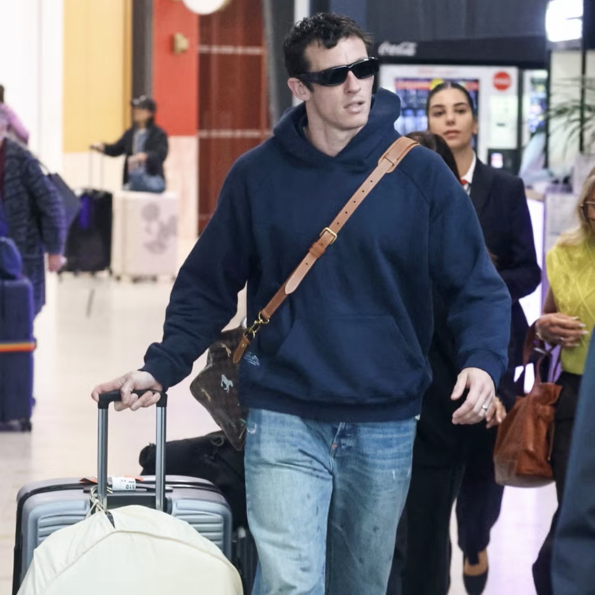 Tas Bandara Callum Turner Ternyata Berasal dari Dunia The Darjeeling Limited