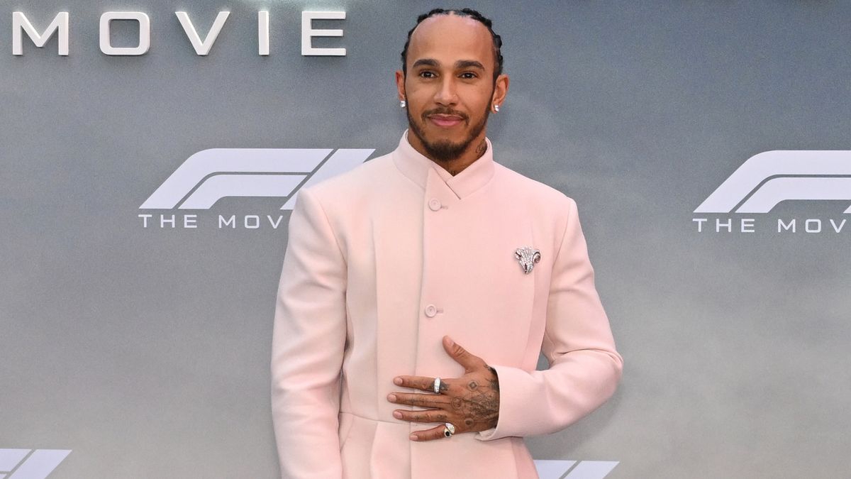 Lewis Hamilton Kembali Kukuhkan Diri Sebagai Juara Gaya di Premiere Film F1