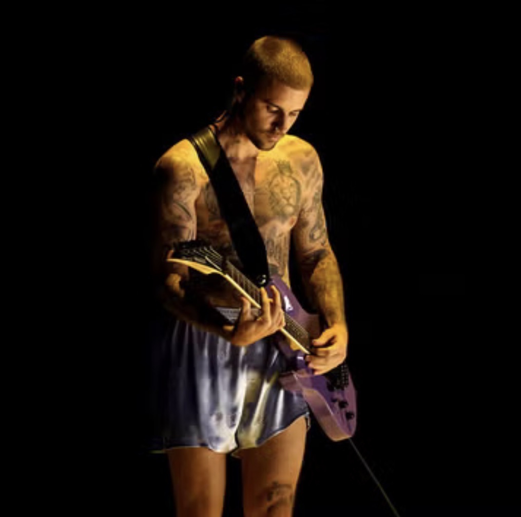 Justin Bieber Tampak Mendebutkan Tato Raksasa Bergambar Hailey Bieber di Grammy