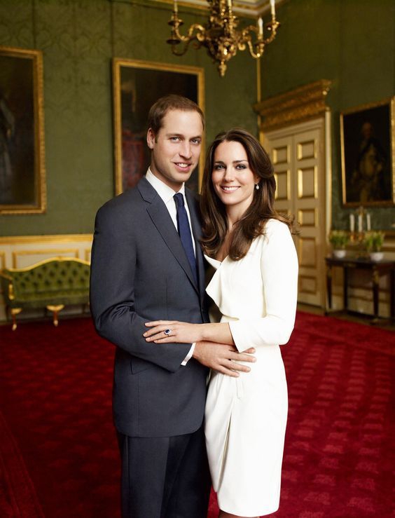 Sang putri mengenakan gaun keluaran Reiss dalam foto pertunangan resmi dengan Pangeran William.