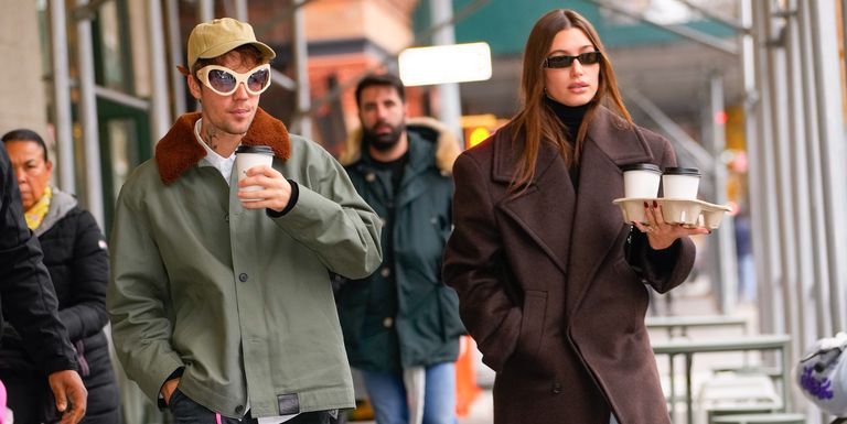 Hailey Bieber Memberi Inspirasi untuk Mengenakan Mantel Oversized dengan Sangat Sempurna