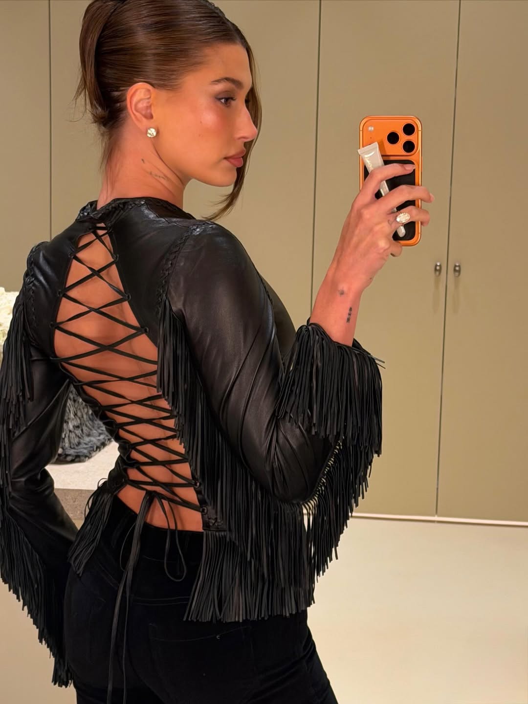 Hailey Bieber mengenakan jaket vintage Versace