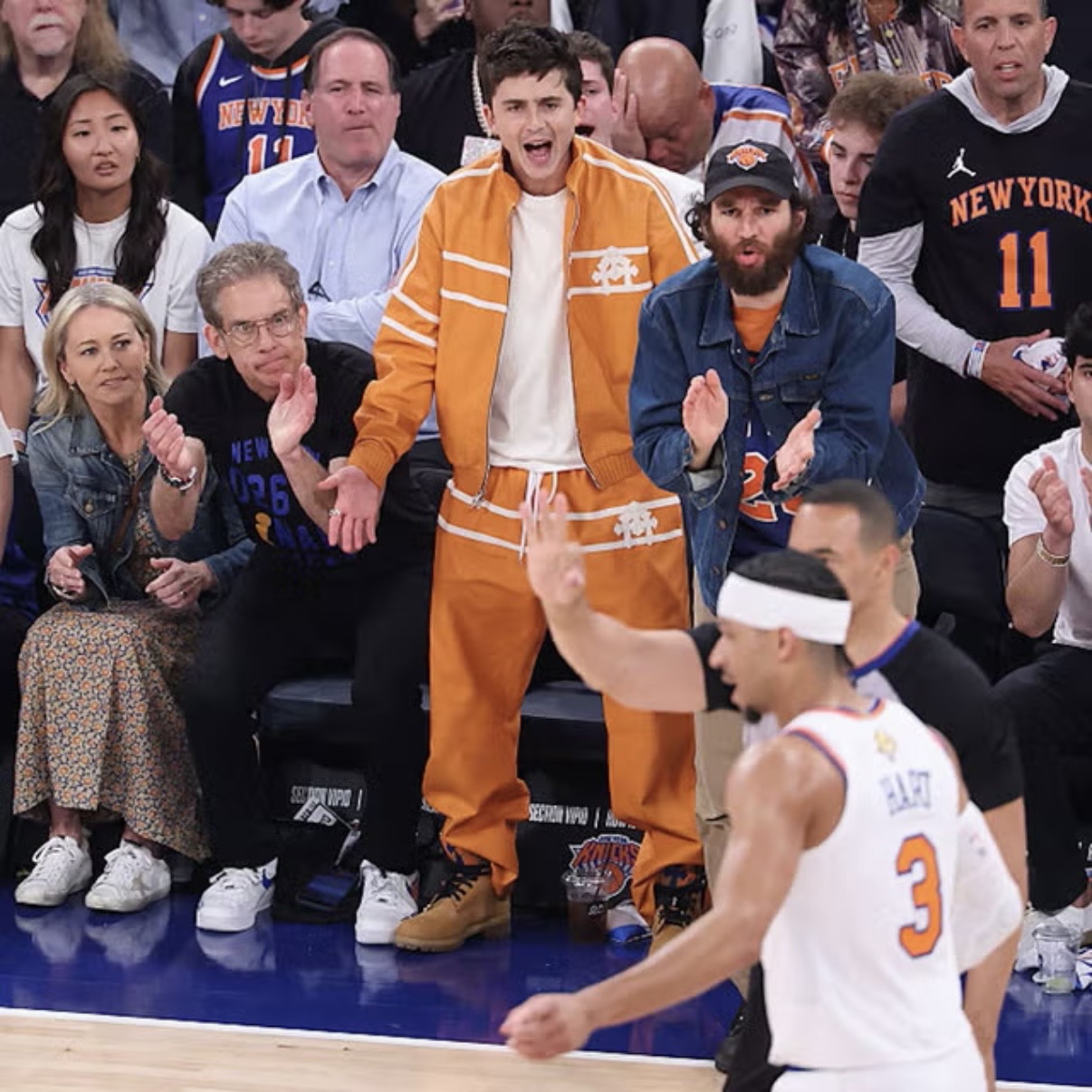 Set Oranye Chrome Hearts Milik Timoth&eacute;e Jadi Sorotan di Laga Knicks Semalam