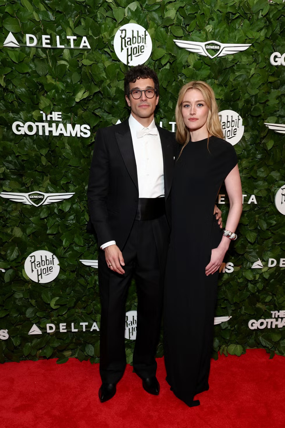 Paul Anthony Kelly dan Sarah Pidgeon berpose bersama di acara Gotham TV Awards 2026