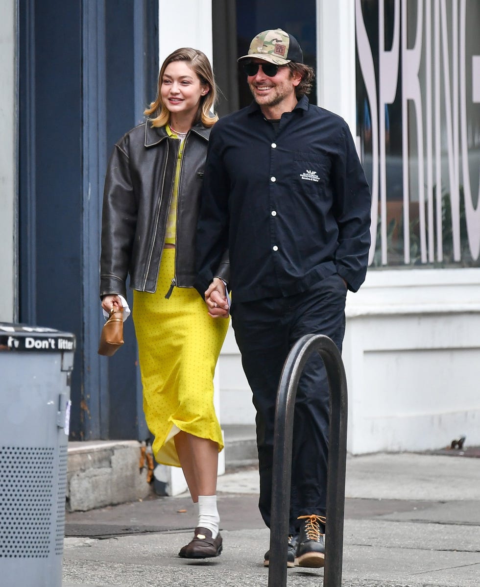 Gigi Hadid Kenakan Busana Berwarna Kuning Lemon saat Jalan-Jalan bersama Bradley Cooper
