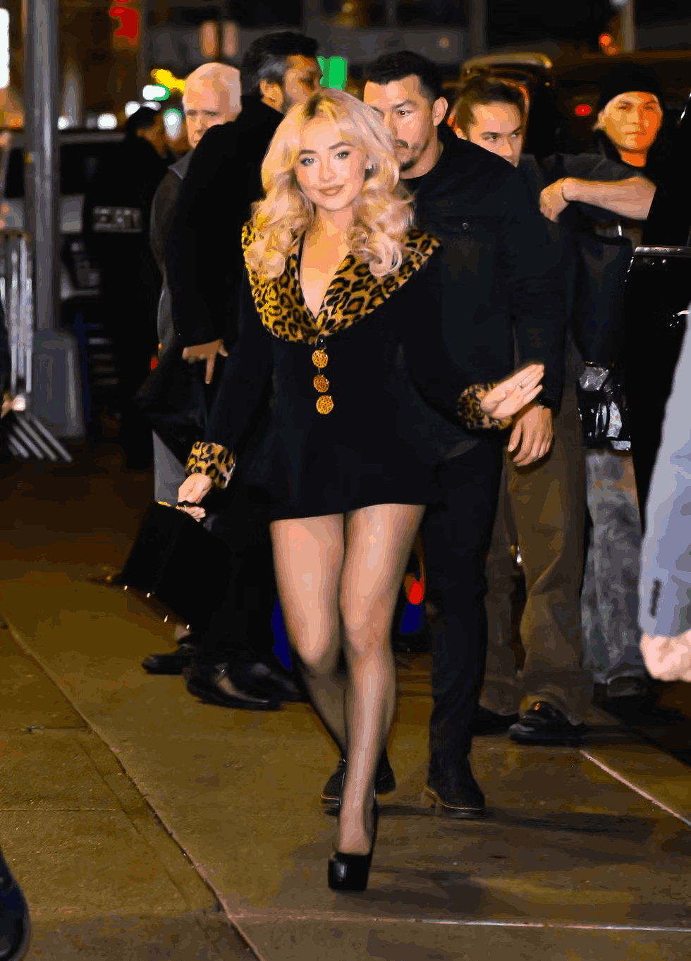 Sabrina Carpenter Salurkan Jiwa Fran Fine melalui Setelan Rok Motif Macan Tutul Vintage