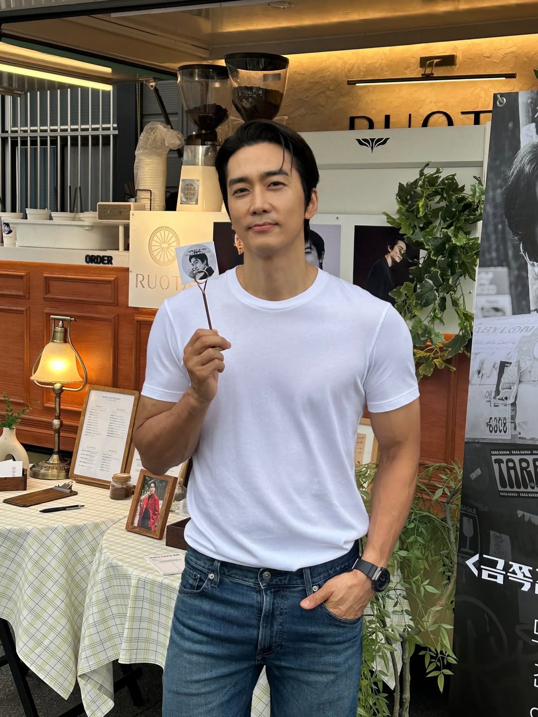 10 Penampilan Tak Terlupakan Song Seung Heon di Film dan Acara TV Korea