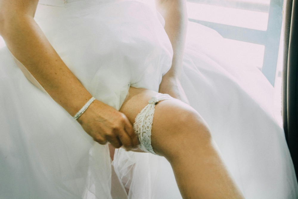Ritual Menarik Garter Saat Pernikahan. Tradisi dari Mana?