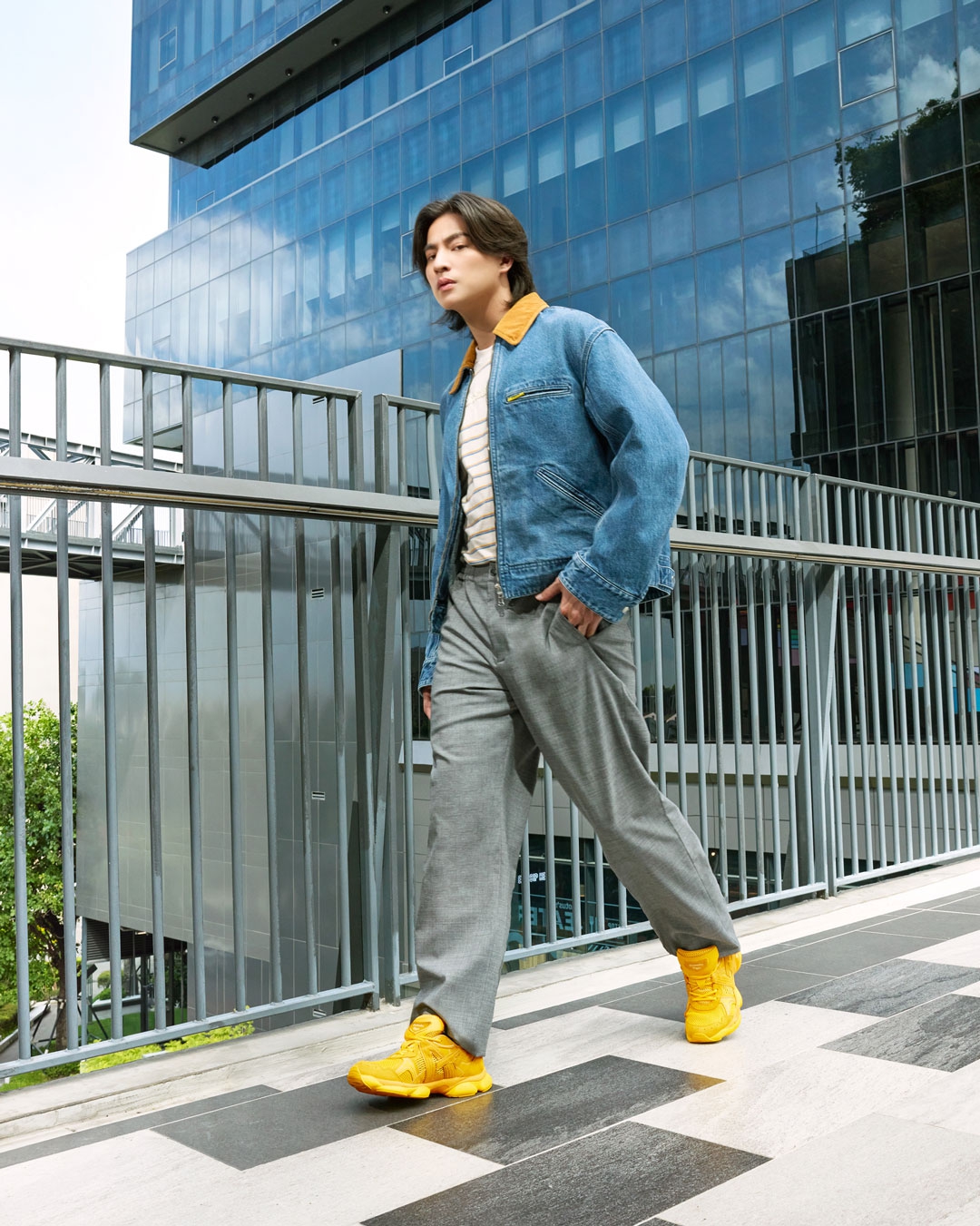 Gulf Kanawut Tunjukkan Pesona Aktor Thailand Menggunakan Koleksi Terbaru Onitsuka Tiger