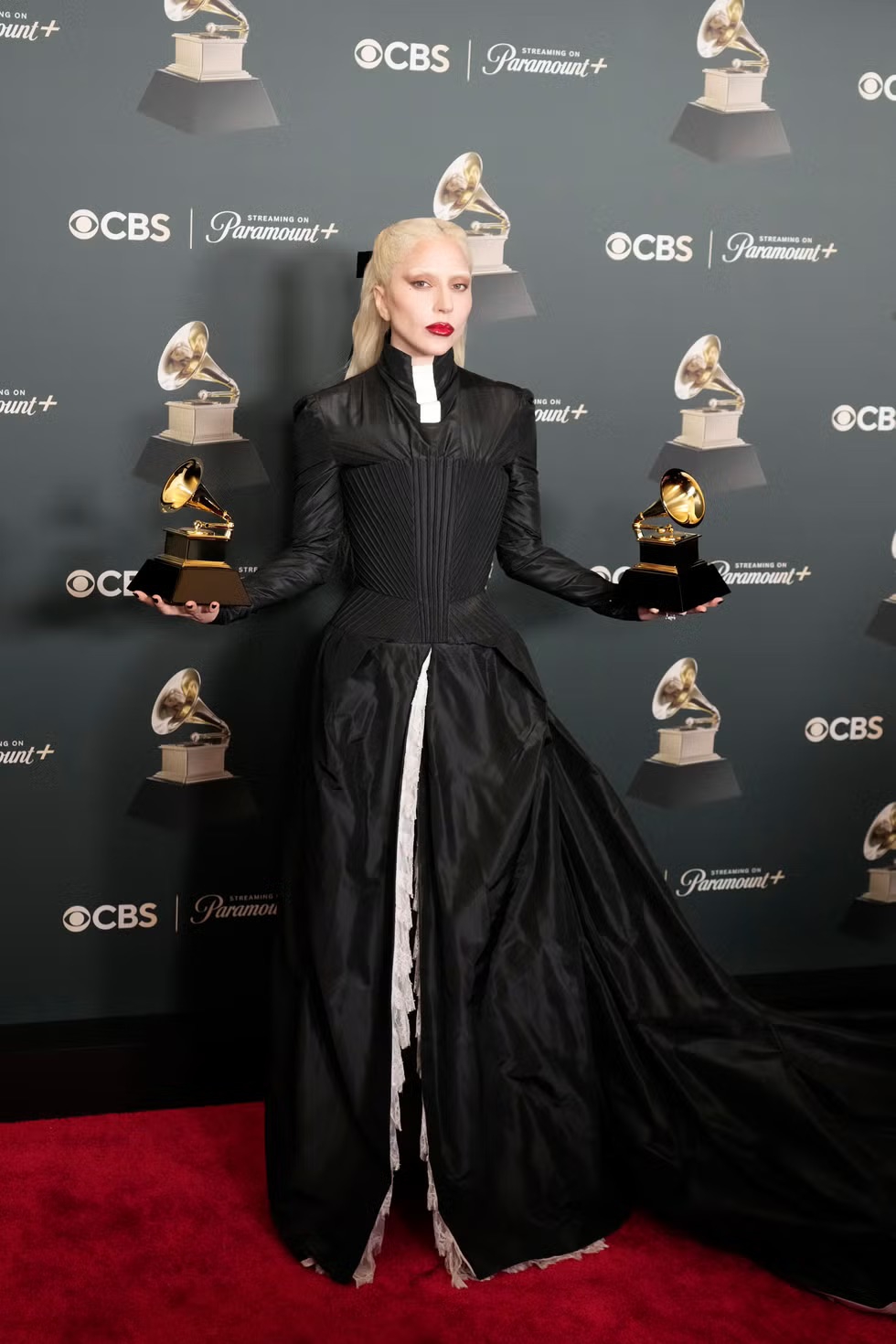 Lady Gaga di Grammy Awards mengenakan busana arsip Givenchy Spring 1999 Haute Couture.