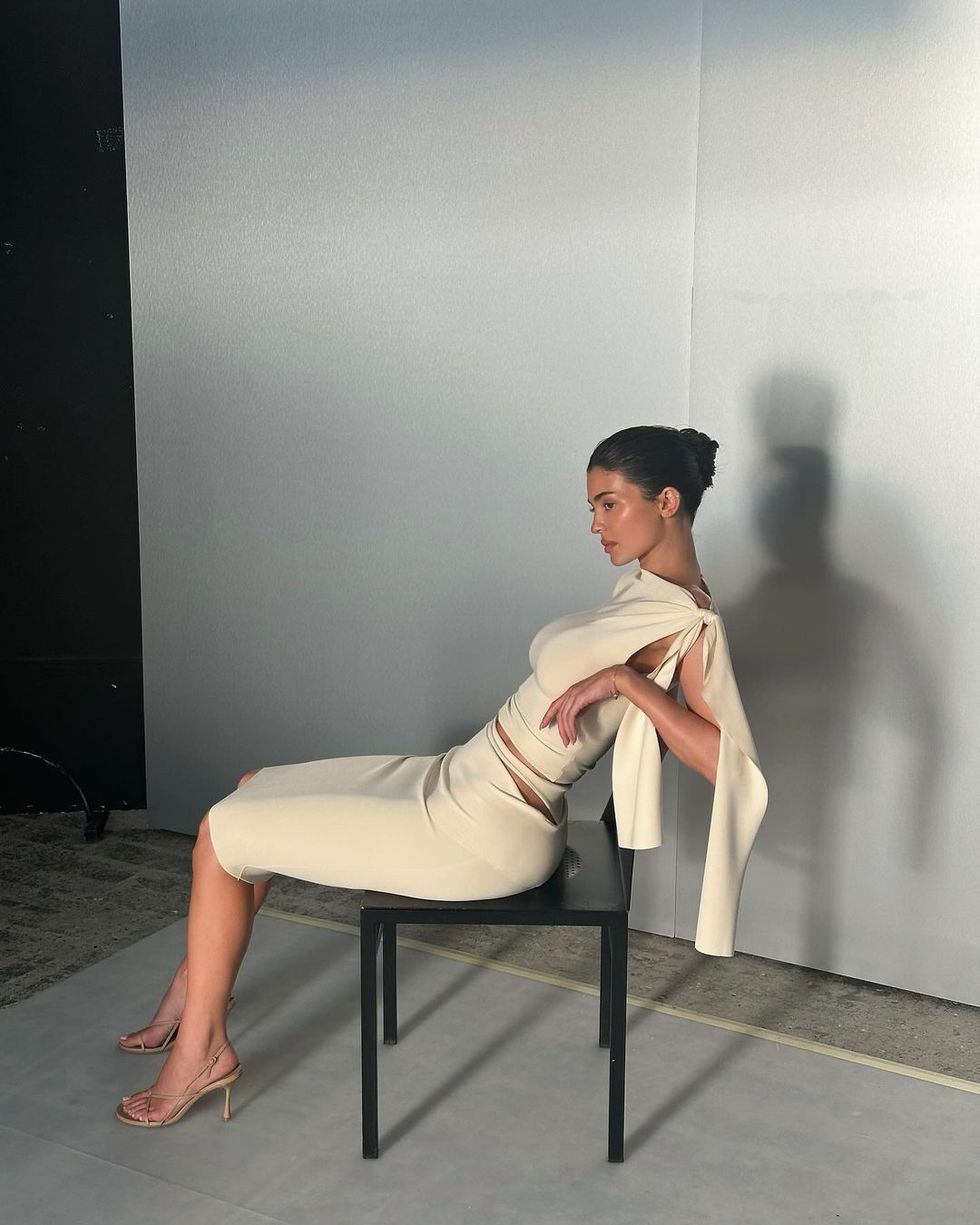 Kylie Jenner Membagikan Foto Di Balik Layar dari Pemotretan Koleksi Khy Terbarunya
