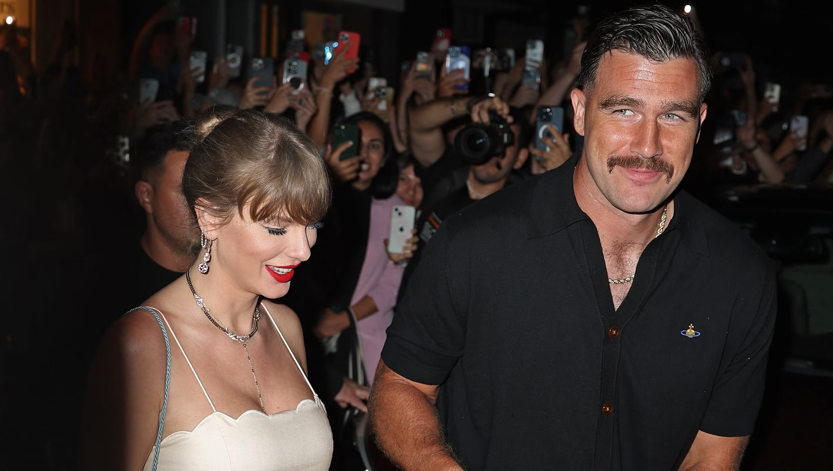 Taylor Swift Tampil Bergaya Schoolgirl untuk Kencan di Los Angeles bersama Travis Kelce