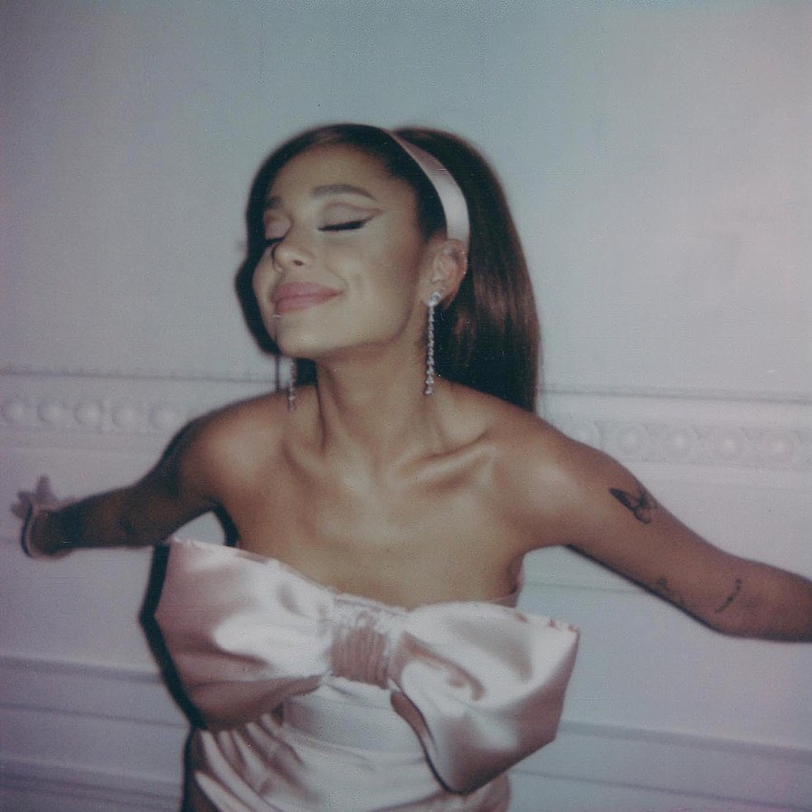 Ariana Grande Bertunangan dengan Dalton Gomez, Cincinnya Luar Biasa Besar!