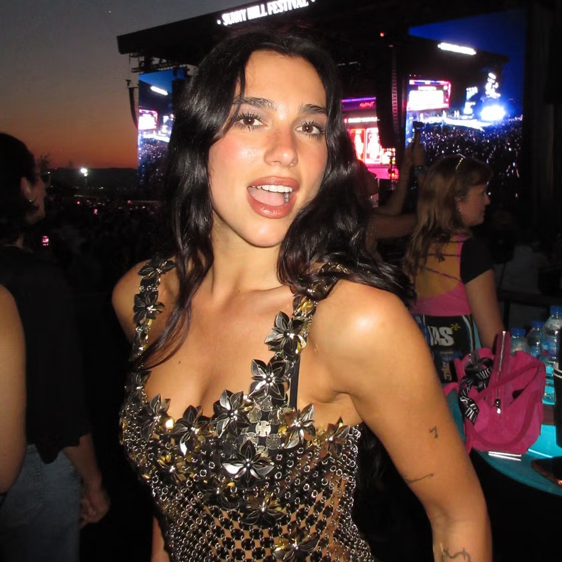 Dua Lipa Hadirkan Sentuhan Khasnya pada Gaya Festival dengan Chainmail Minidress dan Playsuit Renda Mungil