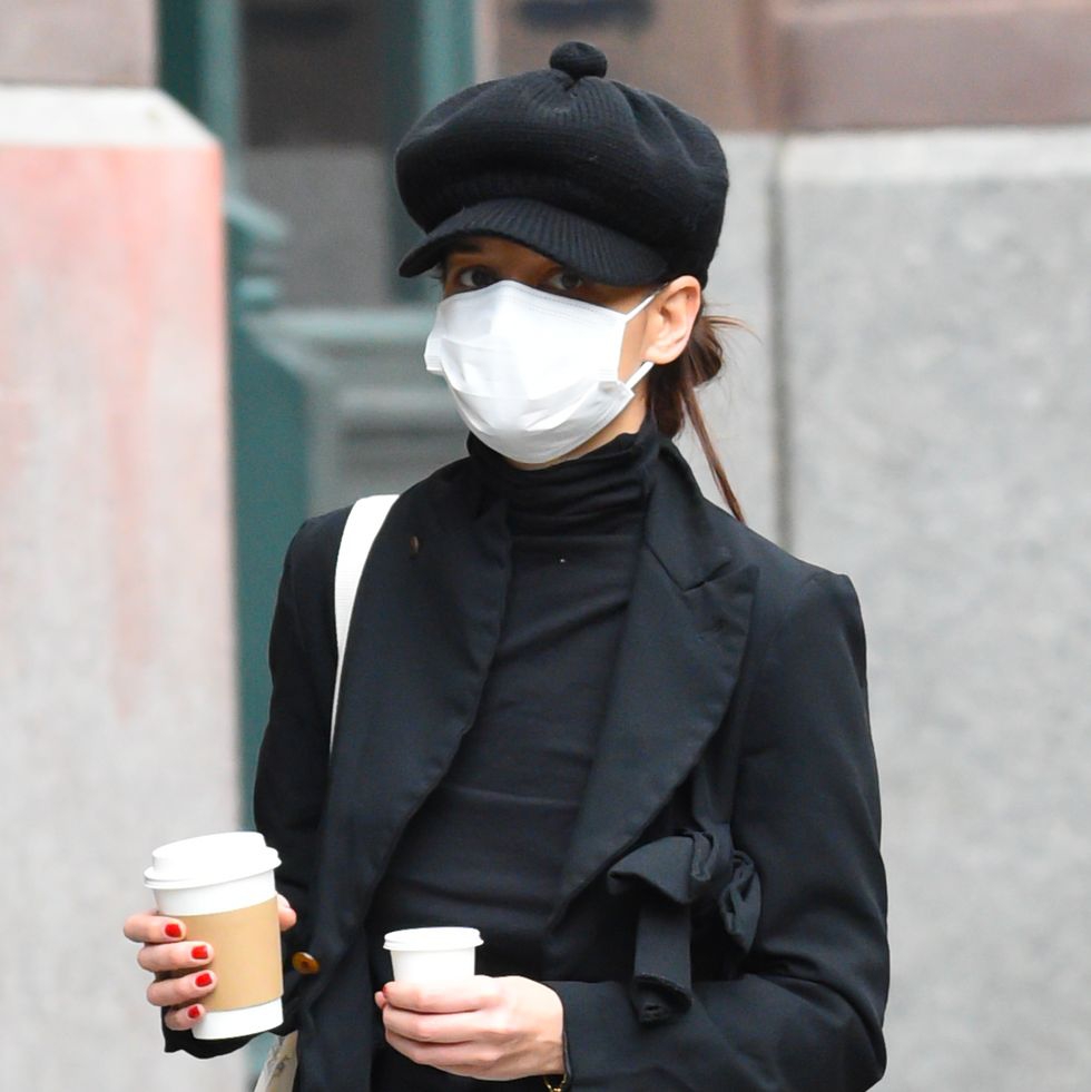 Katie Holmes Bergaya Retro Saat Membeli Kopi di SoHo, New York