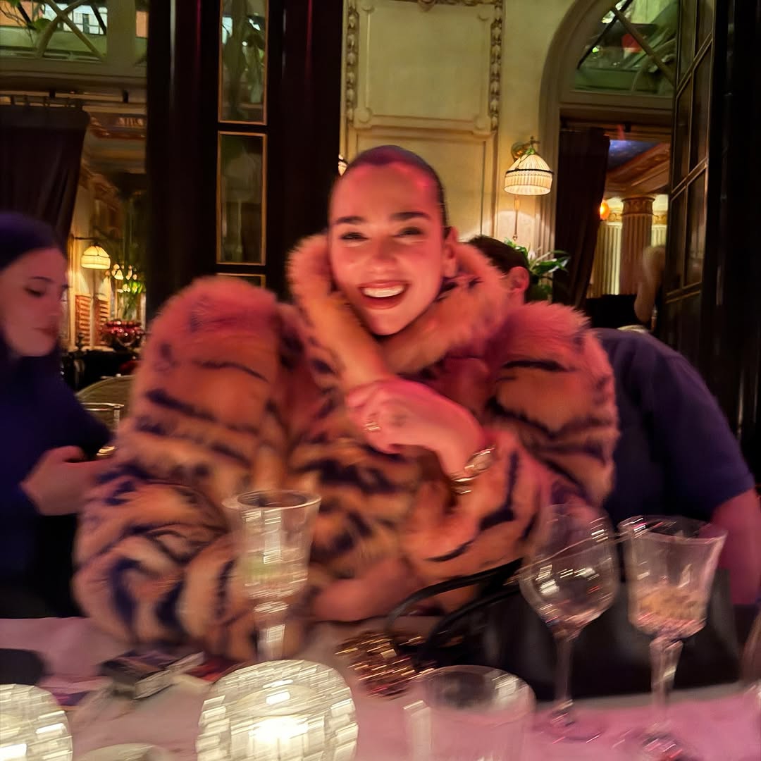 Dua Lipa Tampil dalam Tren Motif Macan saat Kencan Bersama Callum Turner