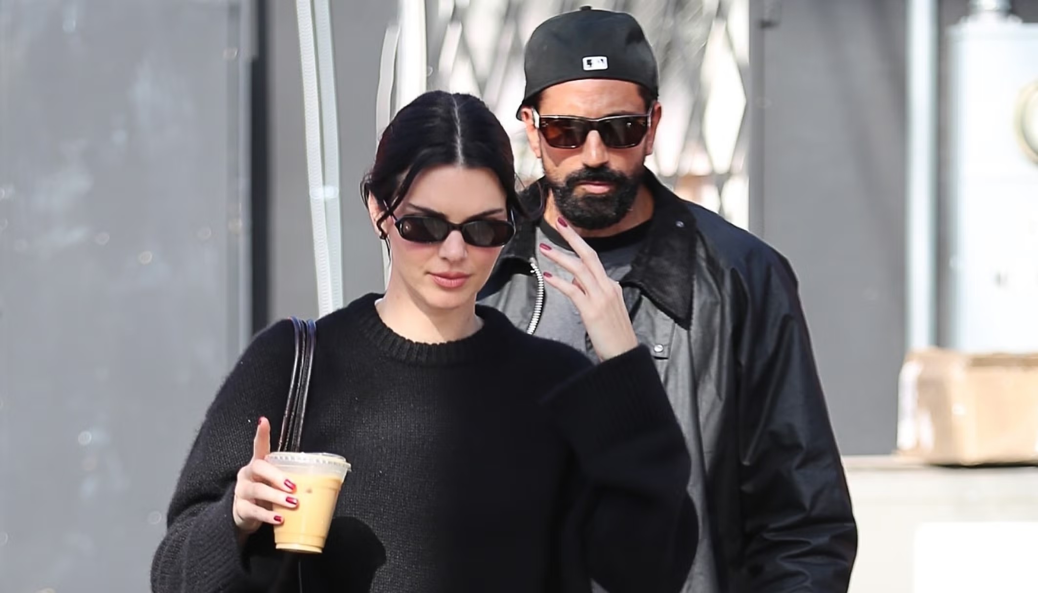 Kendall Jenner Tampil Hangat dengan Teknik Layering yang Ringan dan Santai