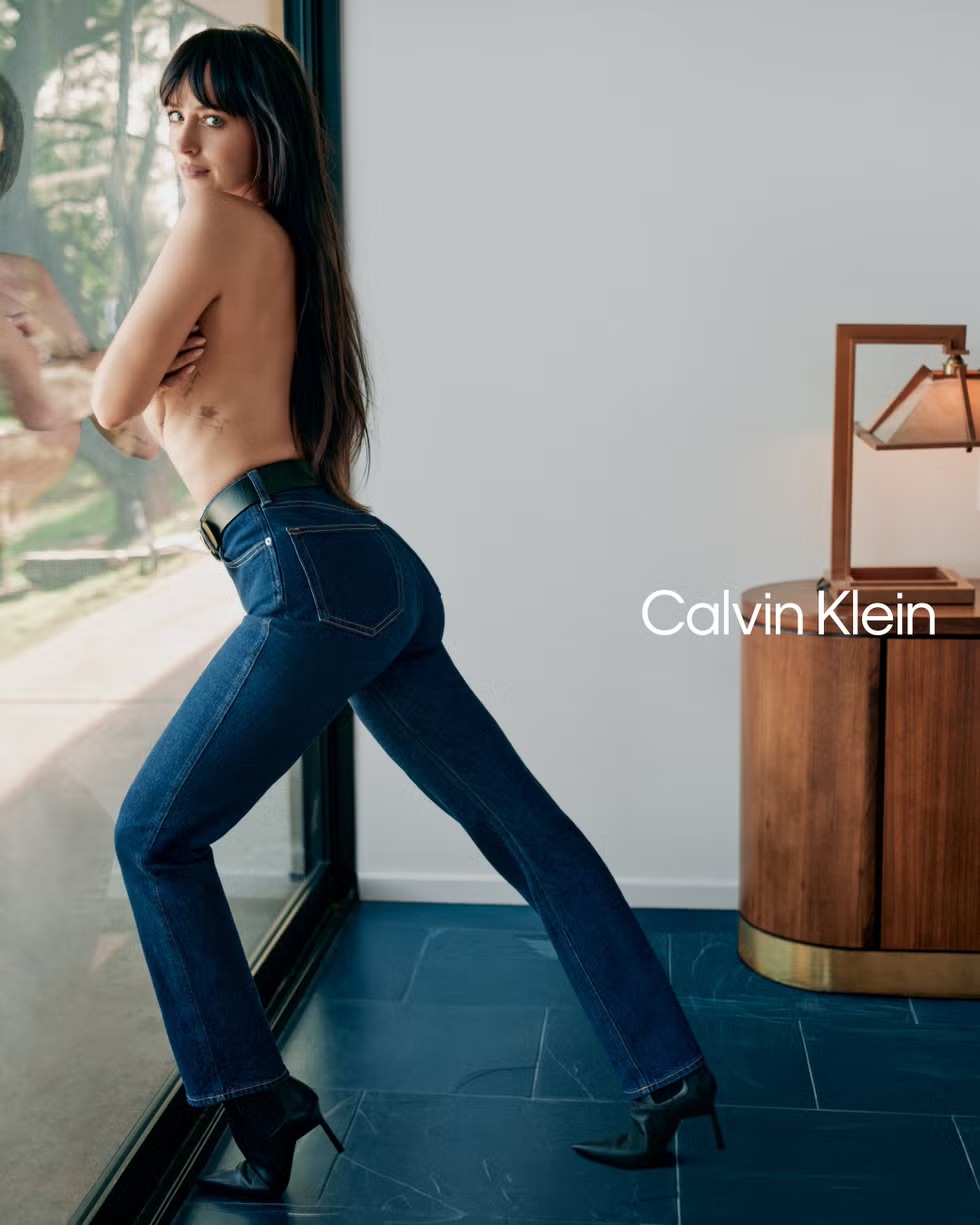 Dakota Johnson dalam kampanye Calvin Klein
