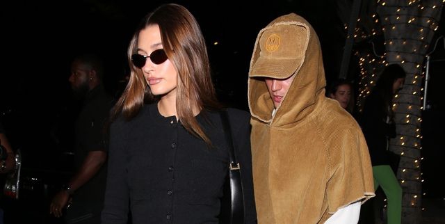 Tampilan Hailey Bieber di Malam Kencan dengan Little Black Dress dan Sepatu Bot Setinggi Lutut