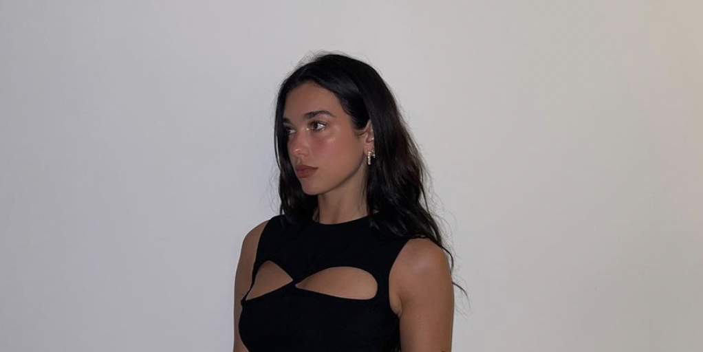 Penyanyi Dua Lipa Mengenakan Gaun Cutout Terbaik