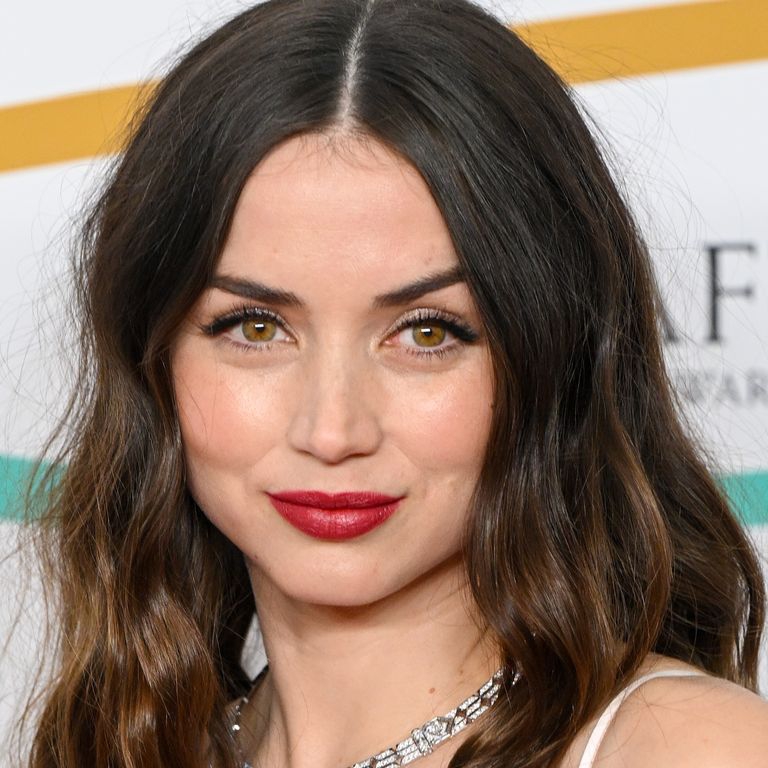 Riasan Menawan Ana De Armas di Acara Penghargaan BAFTA yang Dapat Anda Tiru