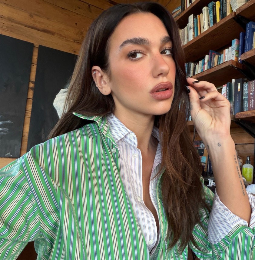 Dua Lipa Kenakan Jaket Militer Merah & Aksen Belt yang Ikonik di Cape Town