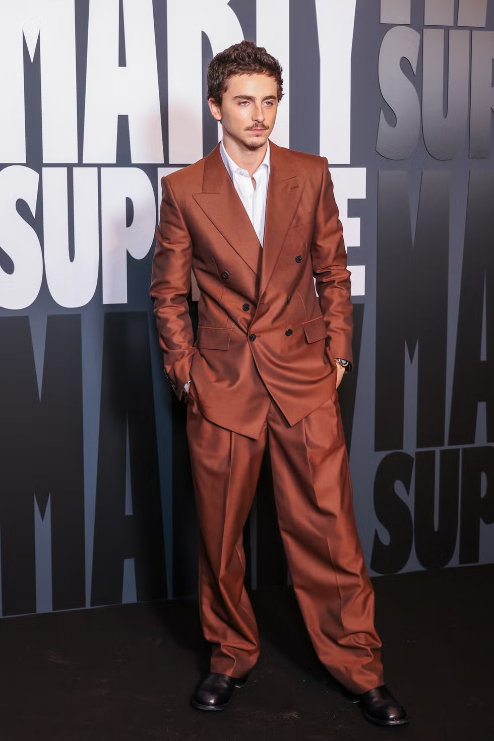 Timothe&eacute; Chalamet Menukar Sepatu Neon Marty Supreme-nya Dengan Setelan Jas Cokelat Karamel yang Elegan