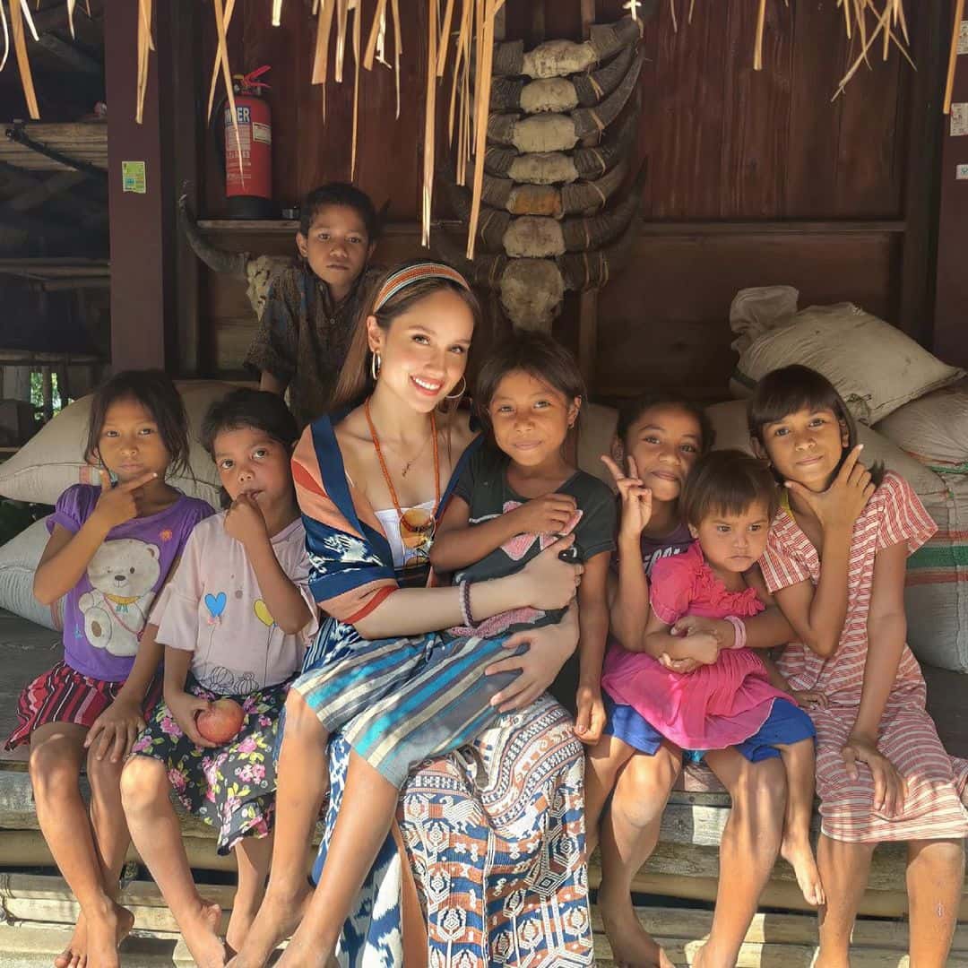 Intip Momen Cinta Laura ketika Menikmati Keindahan Alam dan Budaya Sumba