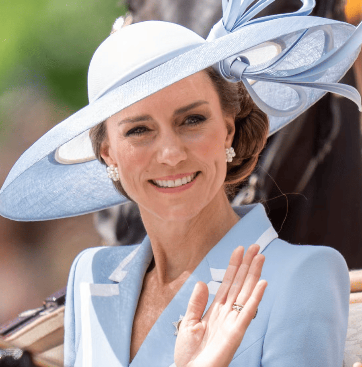 Putri Kate Kenang Princess Diana Lewat Gaun Biru Muda Ini