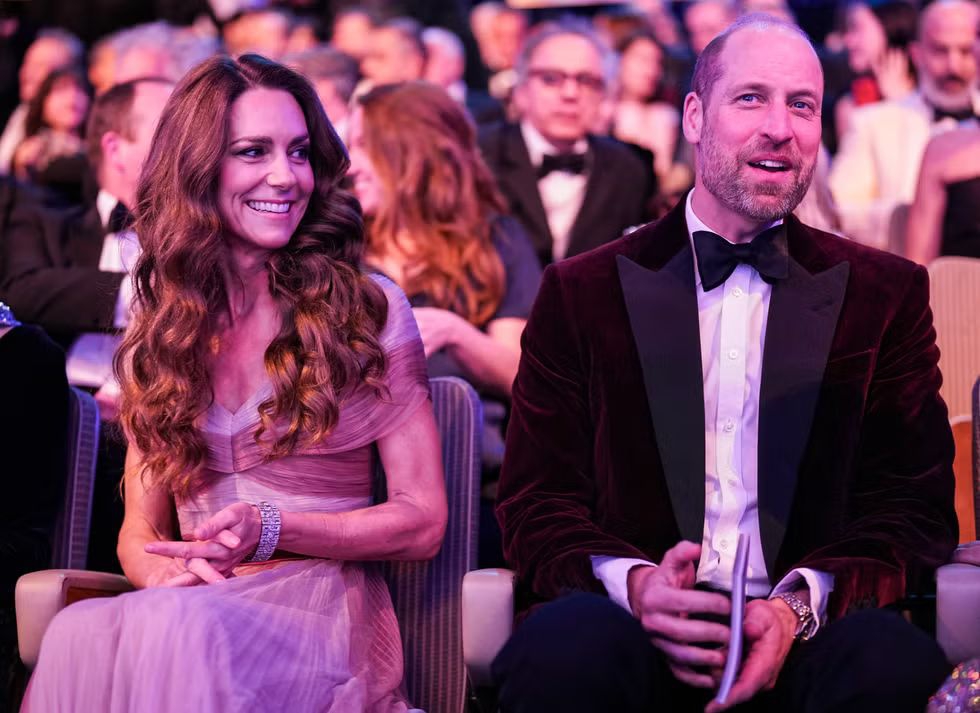 Pangeran William mengenaka blazer beludru warna burgundy di BAFTA 2026