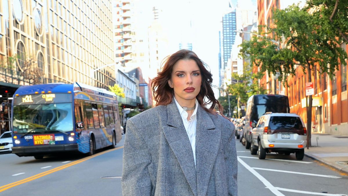 Julia Fox Memamerkan Gayanya dengan Setelan Celana Pendek Kulot di New York