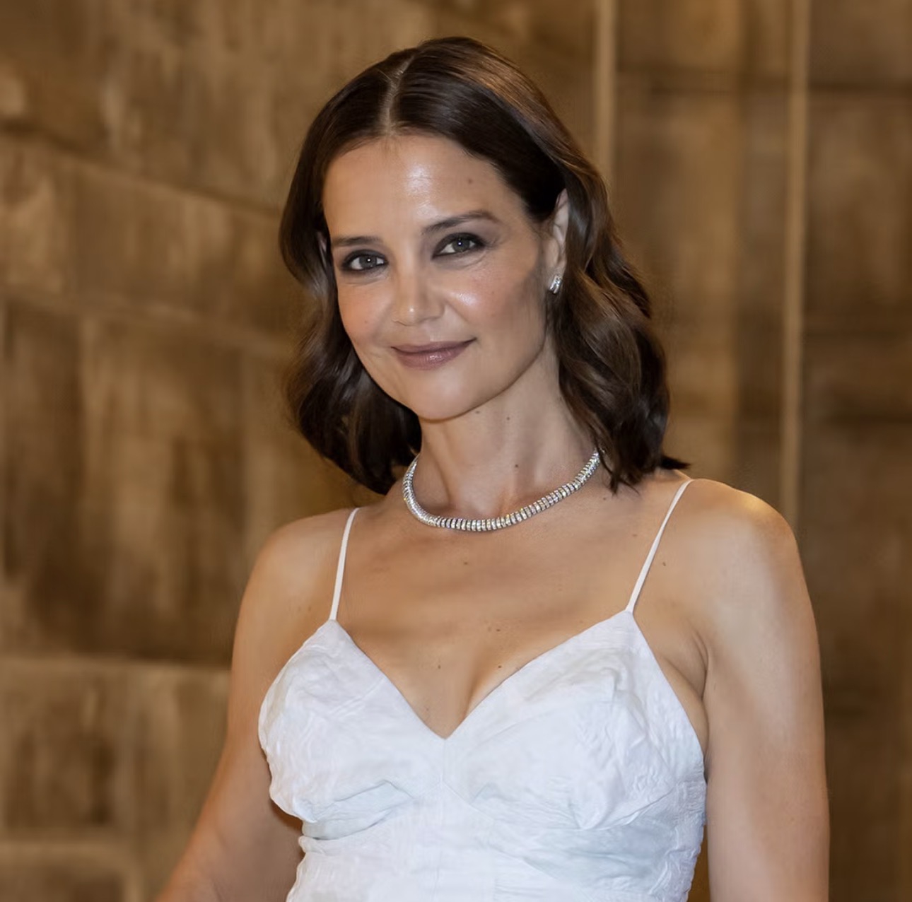 Katie Holmes Tampil Elegan di Malam Balet dengan Gaun Putih Dreamy dan Glam Dramatis
