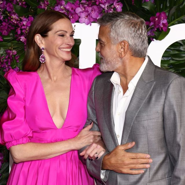 Julia Roberts Tampak Memesona dalam Balutan Gaun Hot Pink di Premier Film Bersama George Clooney
