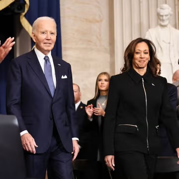 Kamala Harris Tampil Elegan dengan Busana Serba Hitam di Pelantikan Donald Trump