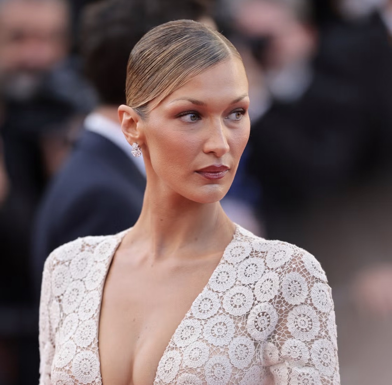 Photo Dump Terbaru Bella Hadid di Cannes Dipenuhi Momen-Momen di Balik Layar