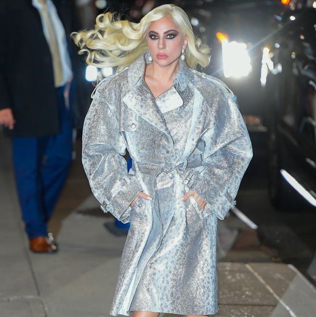 Lady Gaga Kenakan Silver Trench yang Bisa Menjadi Inspirasi Outer untuk Anda