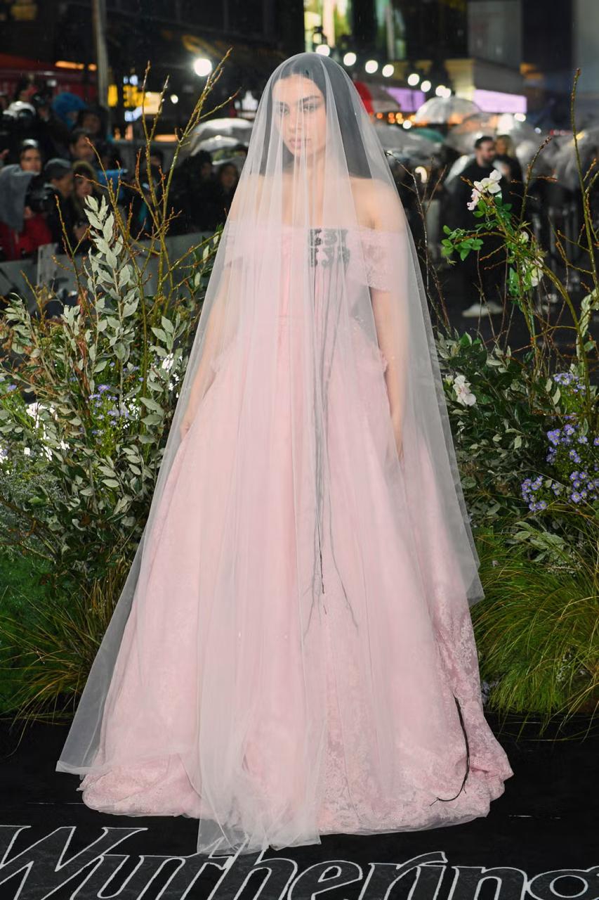 Charli XCX mengenakan gaun renda berkilau bak pengantin era Victoria dengan veil yang menjuntai hingga lantai.